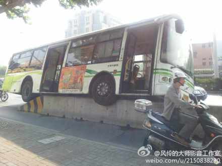 上海:同普路真北路中环上口处发生公交车事故 158路躲避洒水车骑上