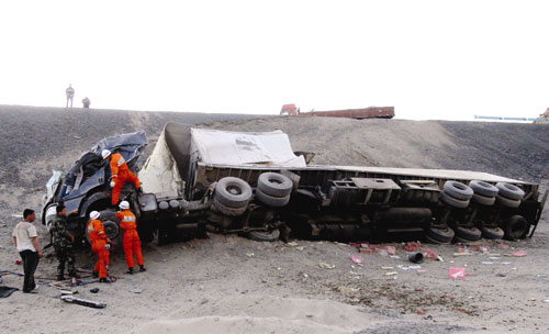 新疆托克逊县境内一冷藏车侧翻 一人被困 事故报道 王力汽车网