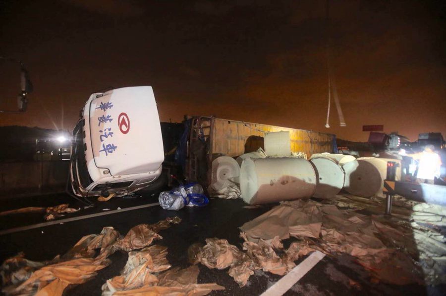 沿江高速广州南岗收费站段油罐车侧翻 发生漏油事故
